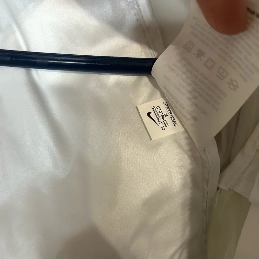 Nike women running division water/wind repel jacket, white/green - Picture 10 of 11